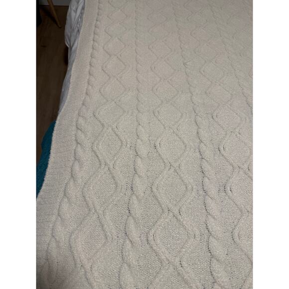 Nicole Miller Artelier Cottagecore Farmhouse Cable Knit Cream Throw Blanket - Picture 6 of 9
